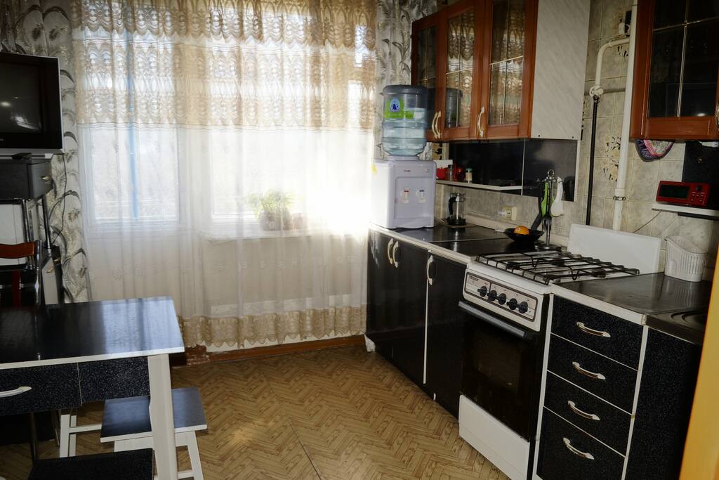 кухня с балконом