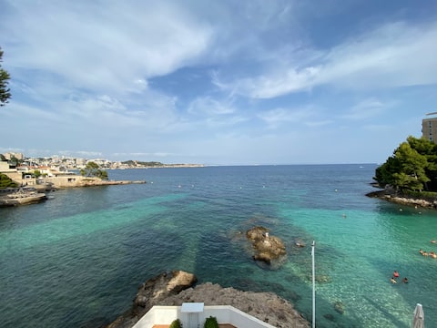 Luxurious seafront apartment  (renovated in 2024)