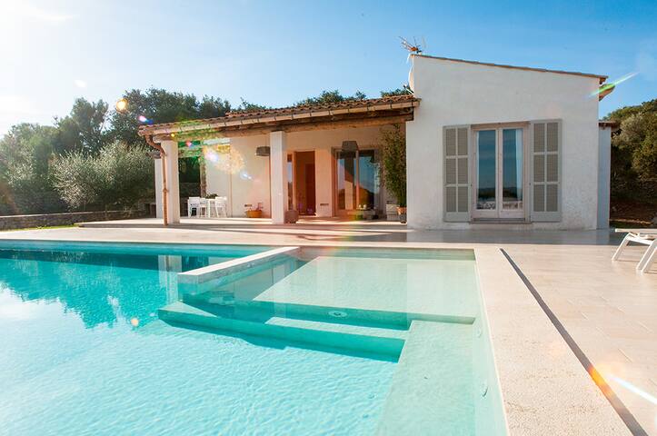 Modern building, nice pool in Artà