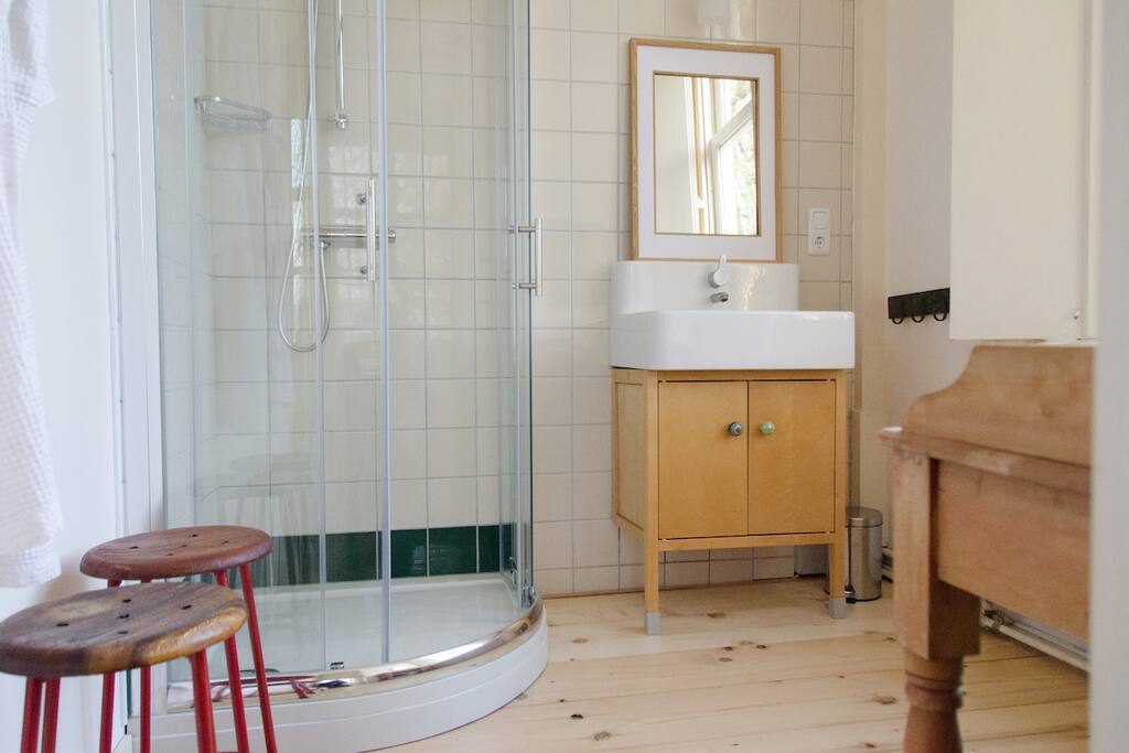 The Green Room - bathroom