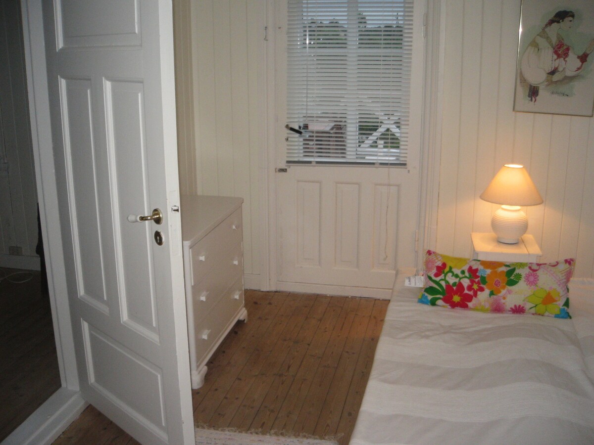 Spavaća soba 3 m/ fiksni bračni krevet