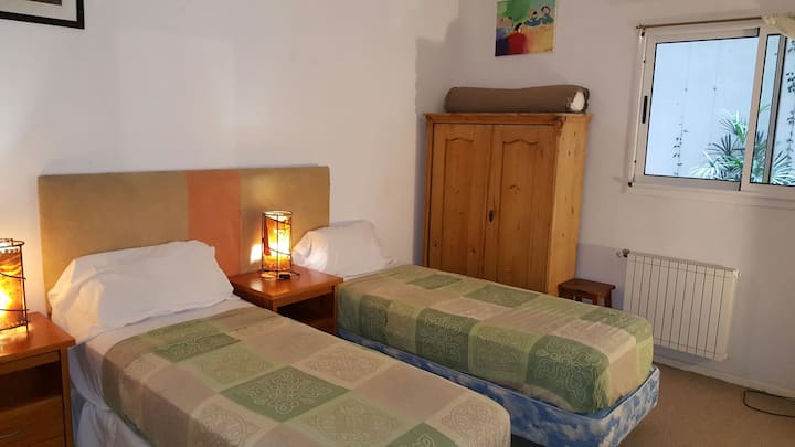 2张单人床的第二间卧室