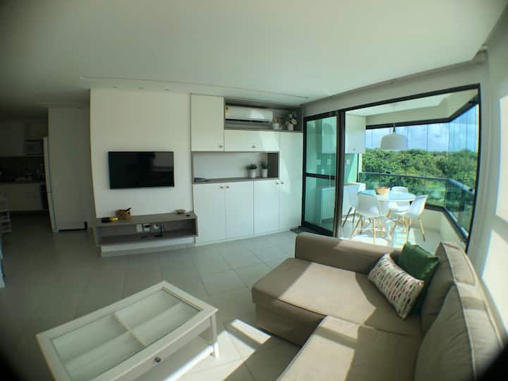 テレビとエアコンを備えたリビングルーム