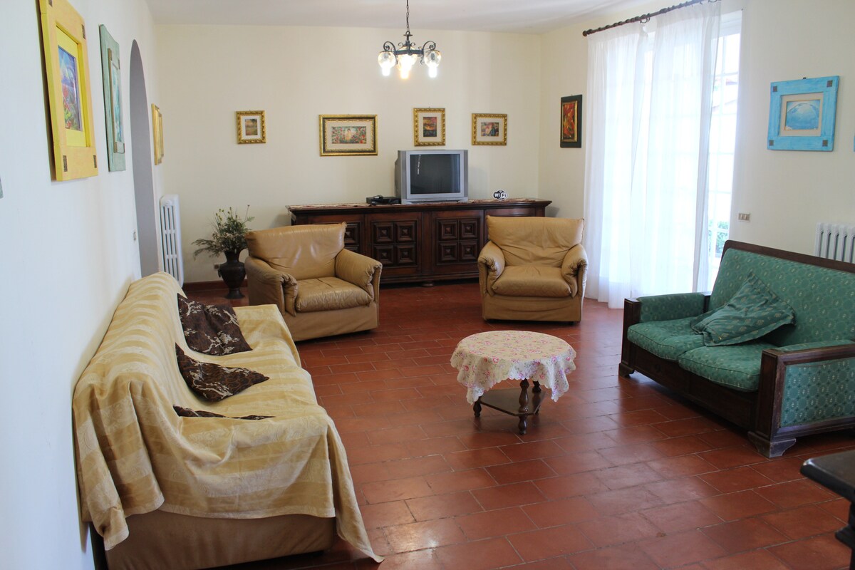 Leistungsstarkes Airbnb: Spectacular lake view pool relax holiday in Passignano Sul Trasimeno