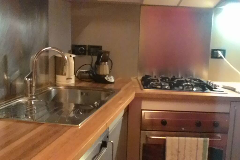 Cucina con fornelli, frigo, freezer, microonde