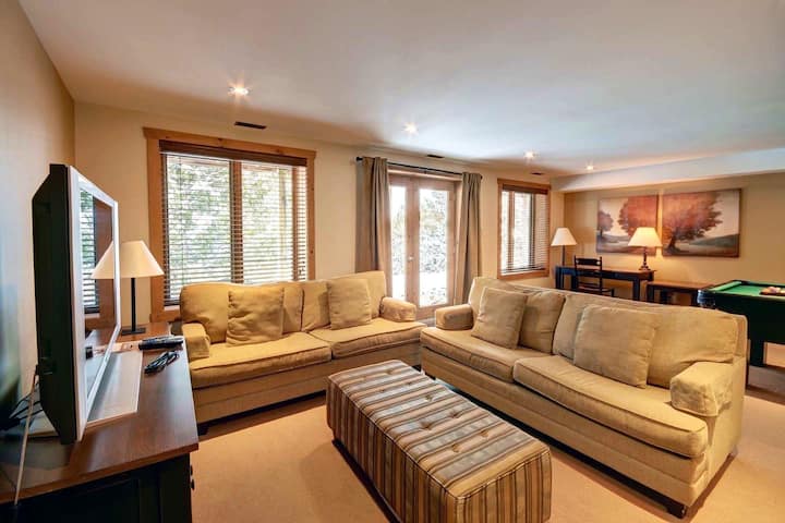 ชั้นใต้ดินพร้อมโต๊ะพูลและทีวี