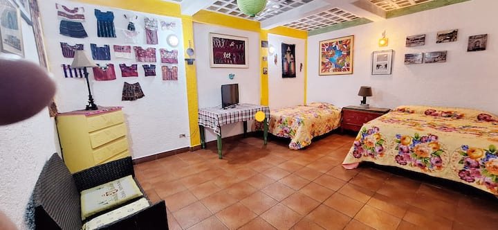 Room #4 . Space for 4 maximum beds: 1 double and 3 Imperials.
It has a half bathroom: sanitary and wash us. 

Habitación #4 .
 It has a half bathroom: toilet and sink.  With a table to work inside and outside the room.