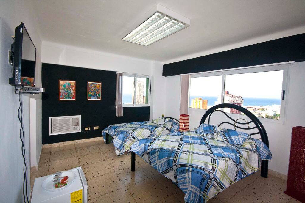 Habitación privada, muy amplia, fresca e iluminada, con vista al mar