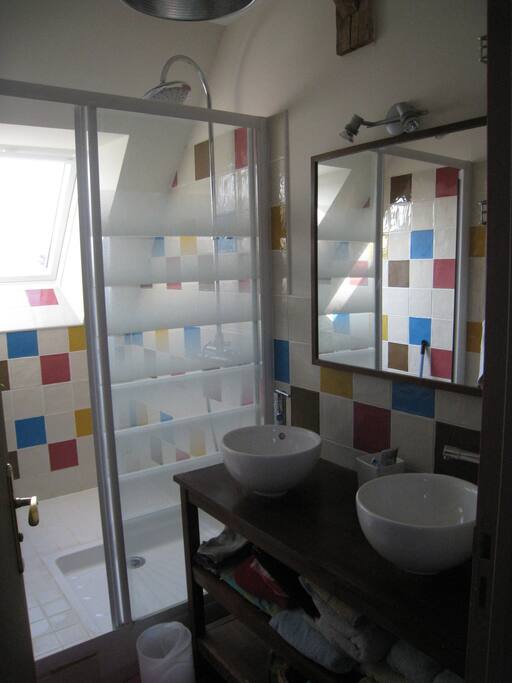 salle d'eau à partager avec les autres chambres