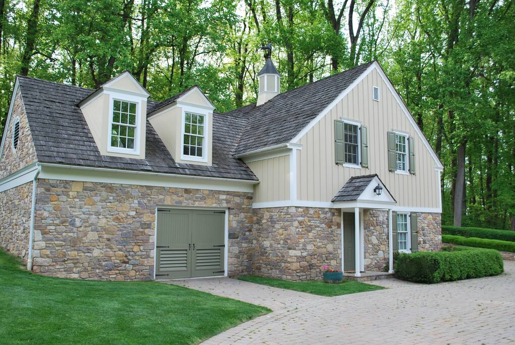 New Hope, PA Cozy Carriage House in the Trees Guesthouses for Rent