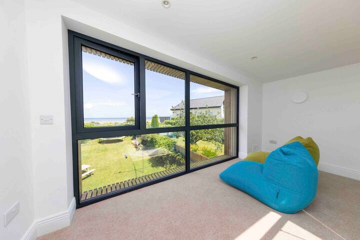 Contemporary family home in beautiful Howth gallery image 4