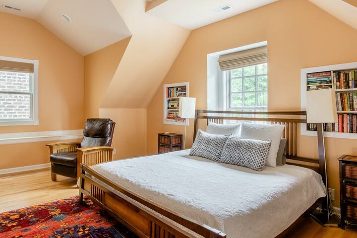 Wicker Park Family Home With Outdoor Space gallery image 5