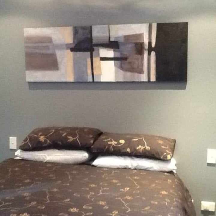 Hlavná spálňa s manželskou posteľou Queen s vlastnou kúpeľňou a pešo v župane. TV so DVD a videorekordérom.