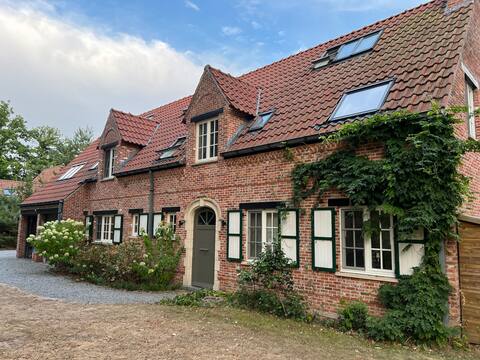 Villa in idyllic surroundings with pool and tennis