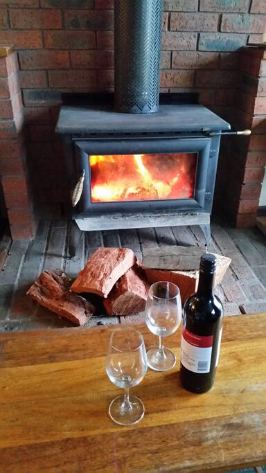 relax by the cosy wood fire with à glass of wine