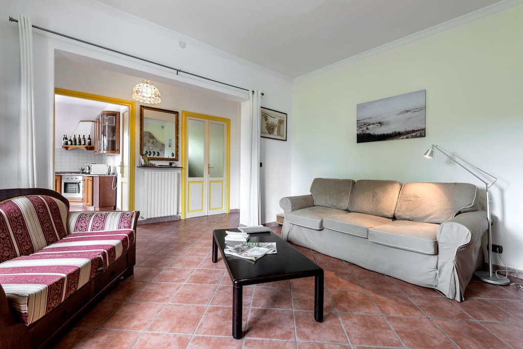 De zitkamer met 3 sofa's, waaronder een bedbank