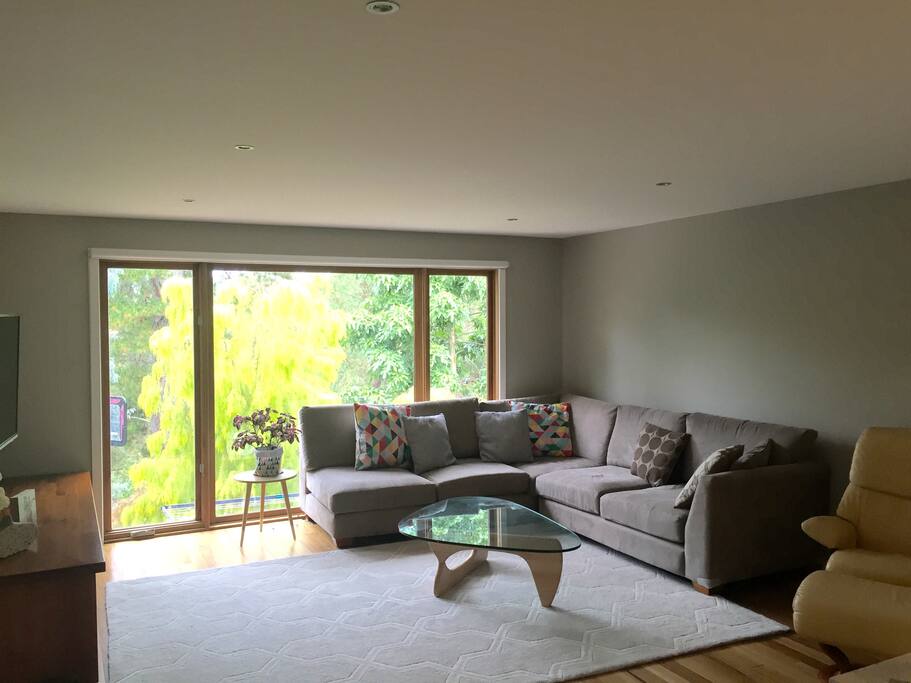 Open plan lounge with TiVo, Netflix, games and books for the kids!