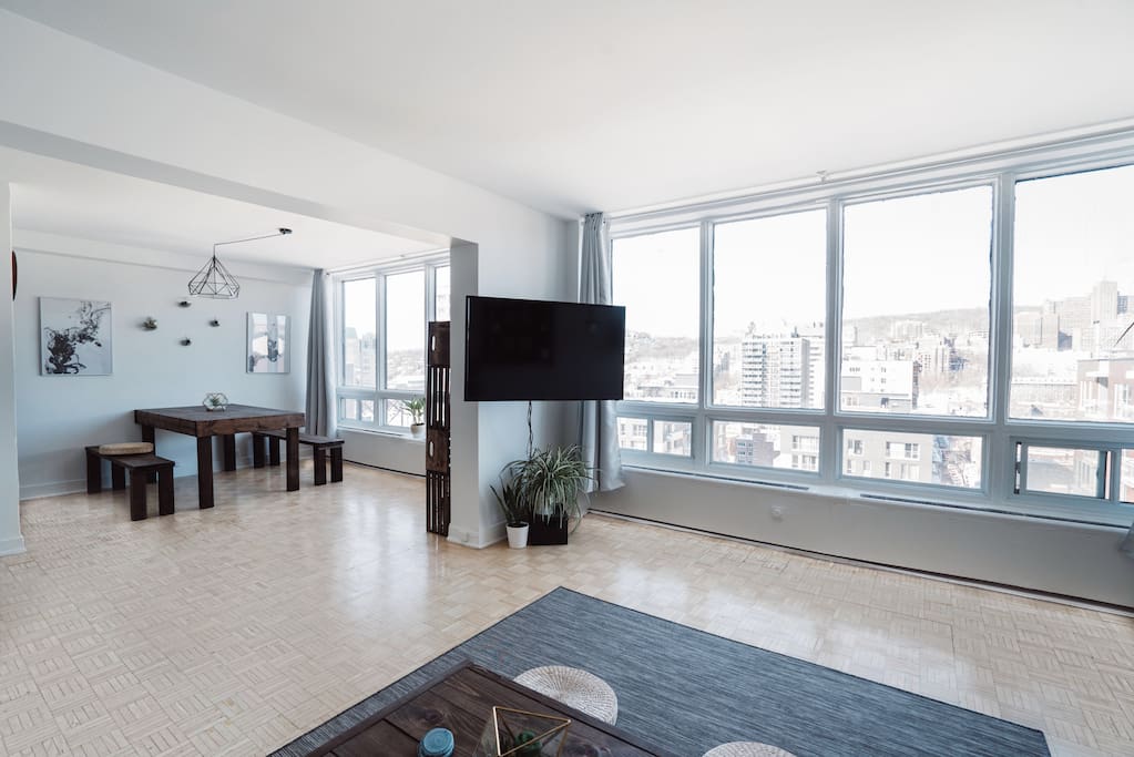 Massive windows and breathtaking views in living and dining room