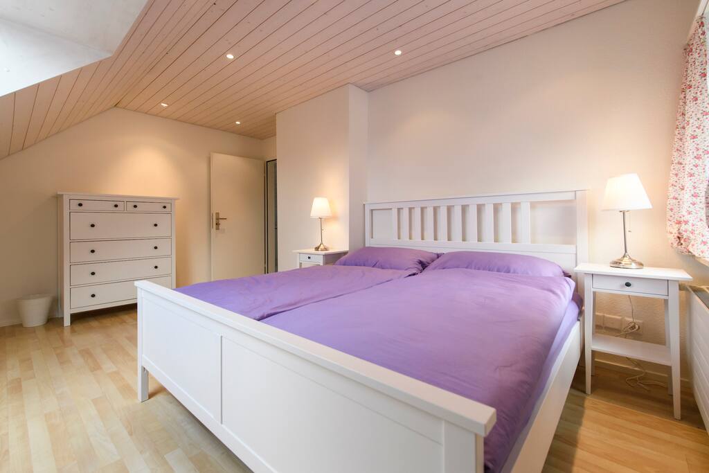 Zimmer 22 (Doppelzimmer mit elektrischem Schliess-System, WLAN, Minibar und Safe) Preis inkl. Frühstück pro Person und Kurtaxe pro Person. Frottetücher und Bade-Artikel liegen im Zimmer für Sie bereit.
