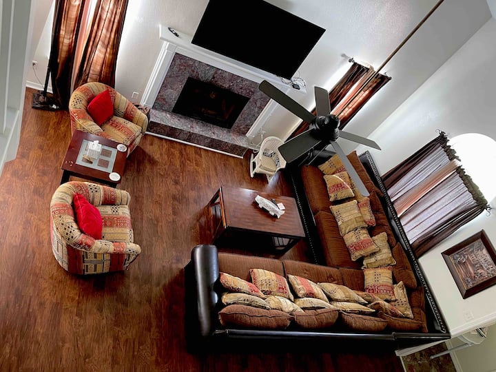 Prostrani dnevni boravak u kojem se gosti mogu raskomotiti. Otvoreno prema kuhinji. TV s velikim zaslonom.