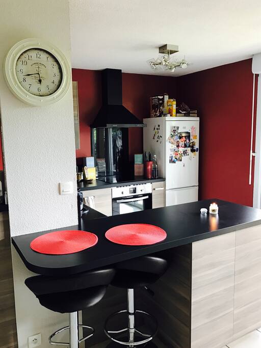 Le coin cuisine , ouverte sur la pièce de vie et la terrasse .