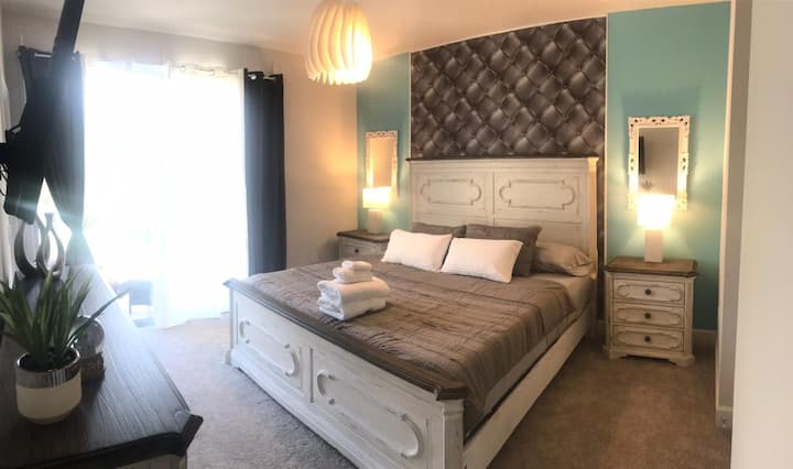 Habitación principal con traje