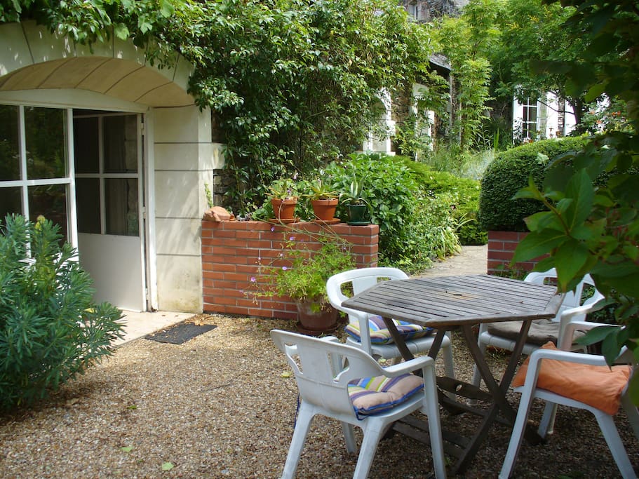 Terrasse devant la maison avec mobilier de jardin
