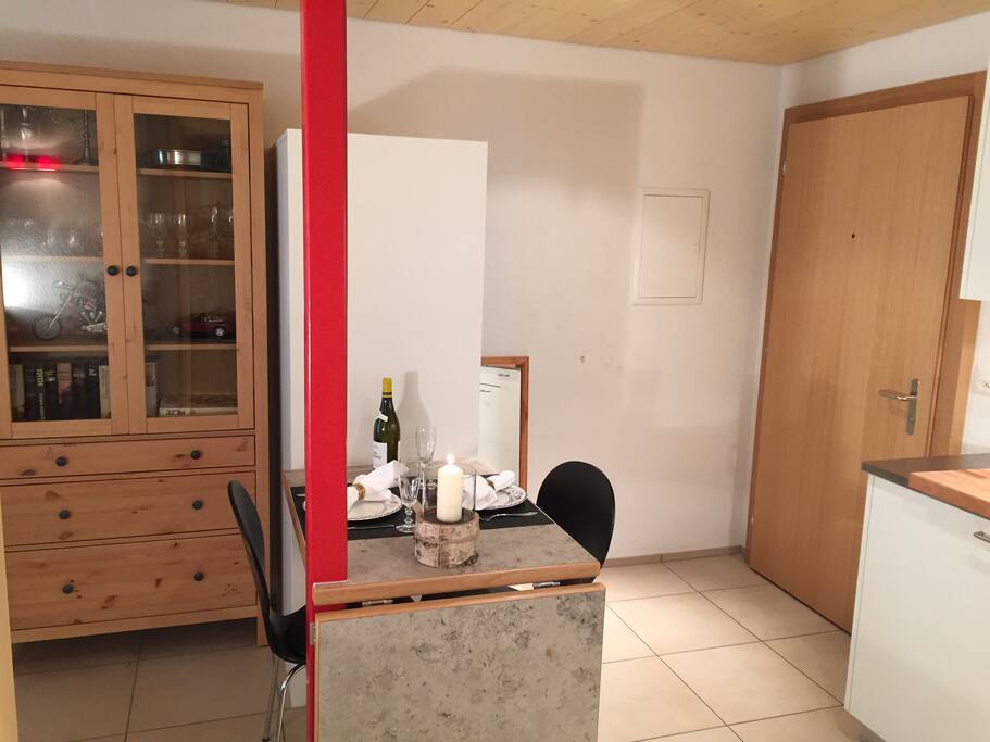 Tisch mit Anschluss ans Wohnzimmer und Küche