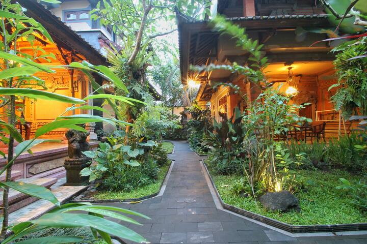 Hibiscus Cottages Ubud Deluxe Room Bed And Breakfasts For Rent