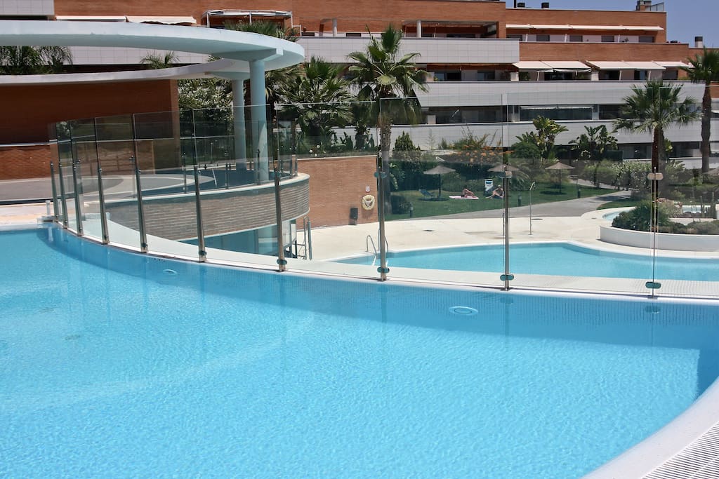 una piscina para adultos y otra para familias