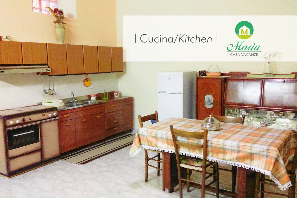 Ampia cucina, spaziosa e luminosa