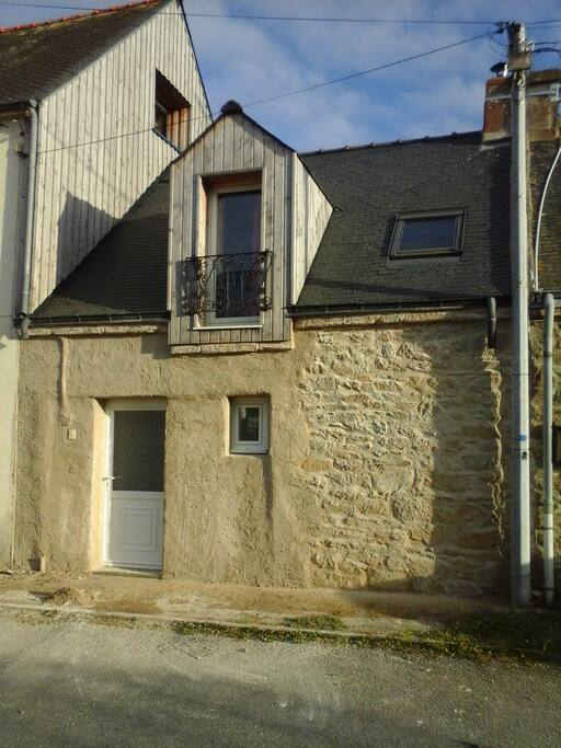 La maison, vue depuis la rue.