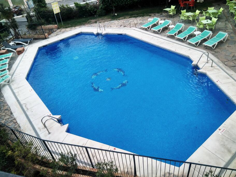 Amplia piscina con acceso mediante llave.