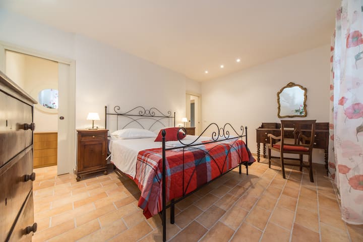 La chambre double 1 vous offre confort et une ambiance chaleureuse.
