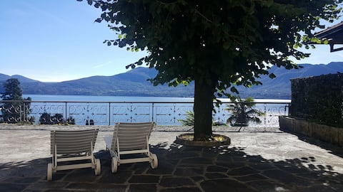 Scenographic villa overlooking Lake Maggiore