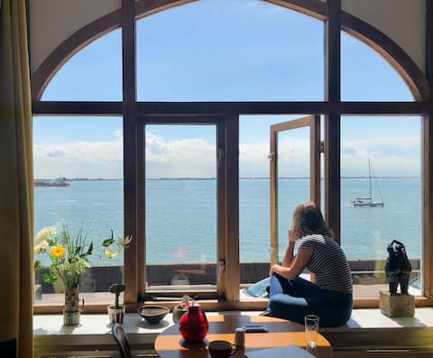 Directly by the sea on the most beautiful boulevard!