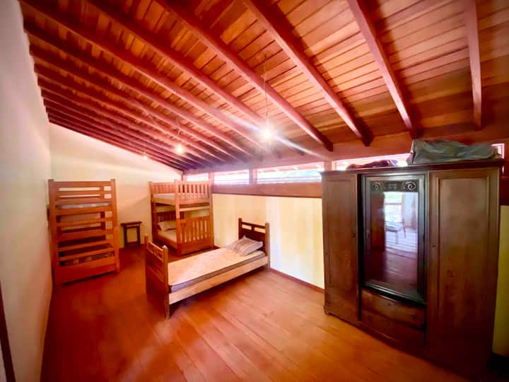 غرفة نوم مع أسرّة بطابقين في الطابق العلوي من المنزل ( ميزانين)