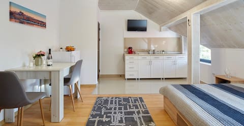 New and modern one bedroom apartment by SquashTech