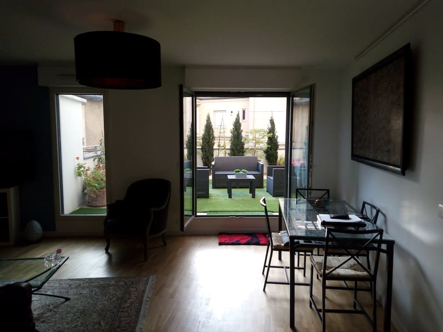 Salon ouvert sur terrasse