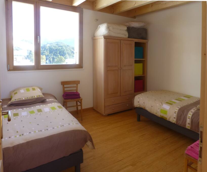 La chambre des enfants avec de la place pour jouer