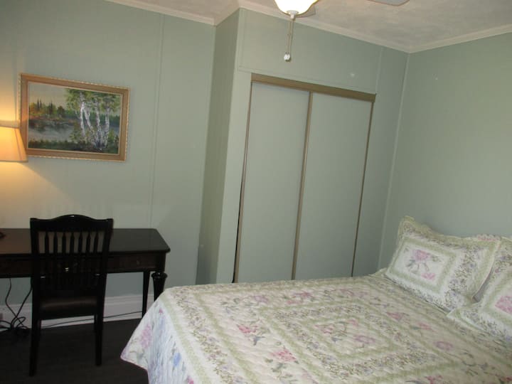 בחדר האורחים הזה יש מיטת קווין סייז עם חלל עבודה.