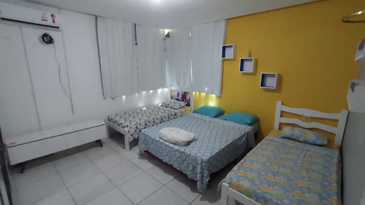 Suite principal con aire y mucha comodidad... Pareja más tres individuales mucho espacio y hamaca .