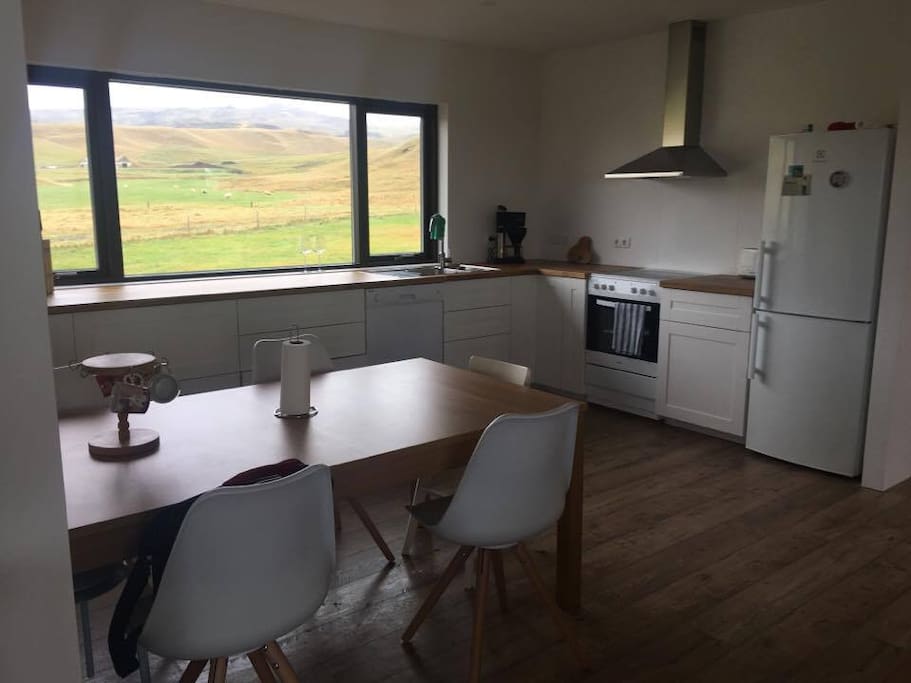 Kitchen & dining area