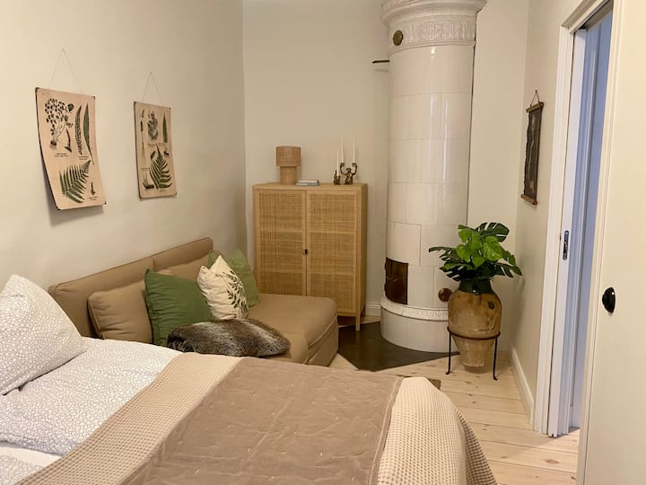 غرفة نوم في الطابق الأول ، مع سرير بحجم كوين وأريكة صغيرة (يمكن تحويلها إلى سريرين إضافيين). 