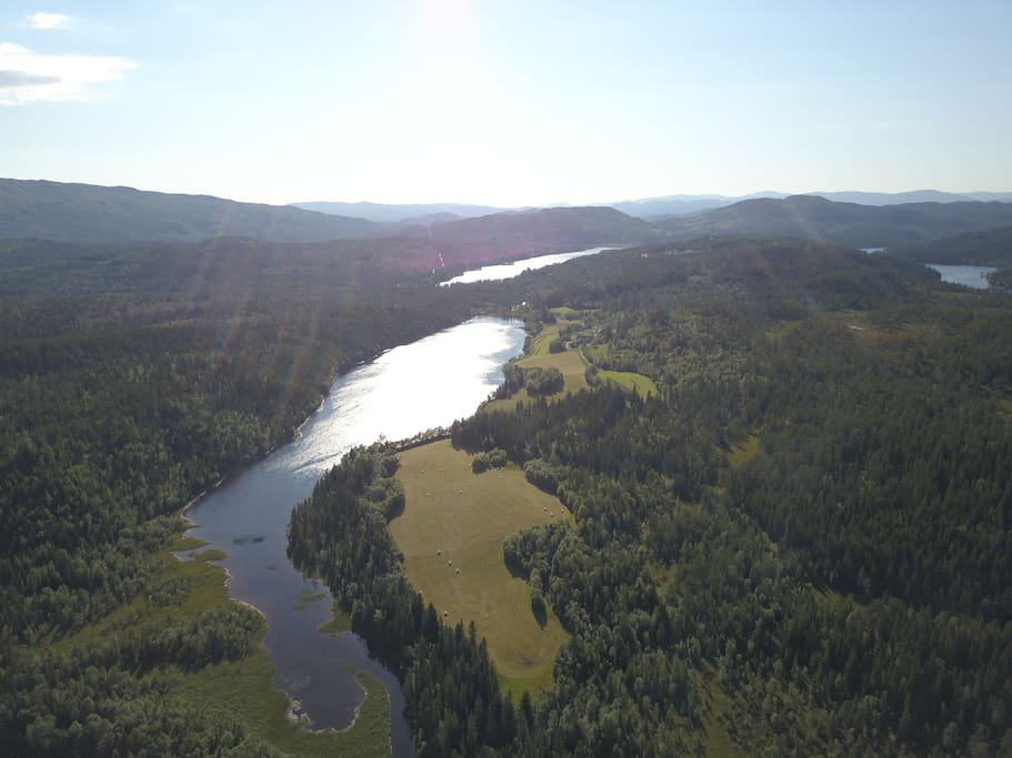 oversikt over eiendommen storbuan med buvatnet og omliggende landskap