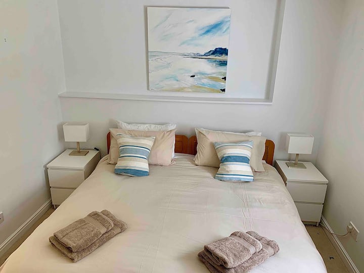 卧室-可设置为超级加大双人床或两张单人床