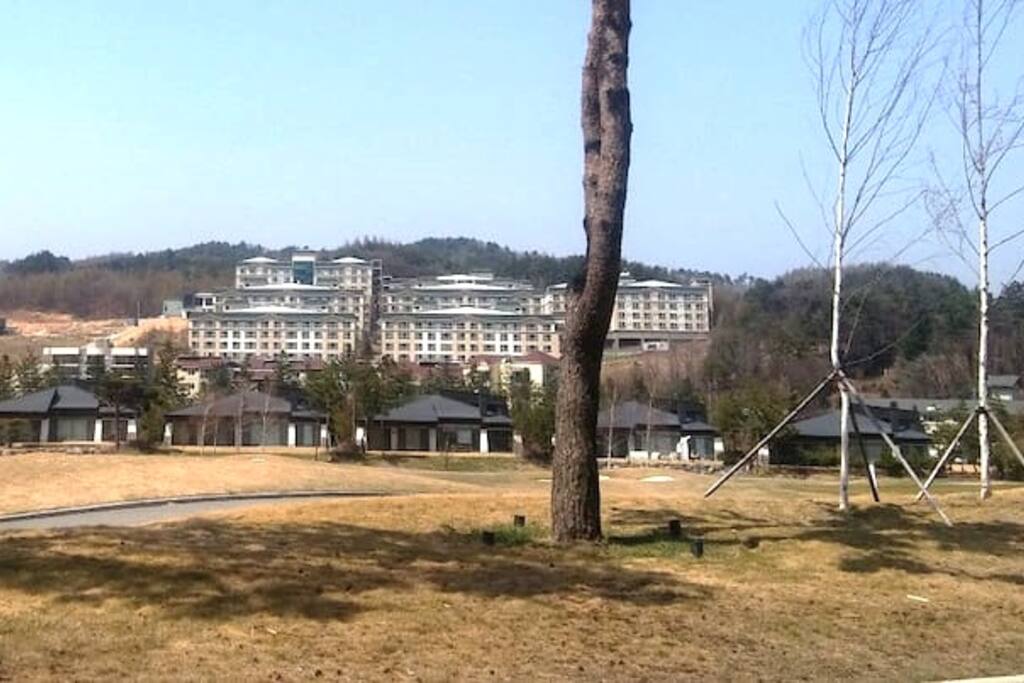전면에 위치한 트룬CC 골프코스에서 촬영한 사진