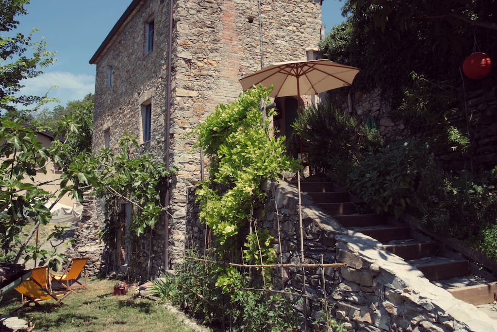 Il giardino delle aromatiche e i due terrazzamenti principali