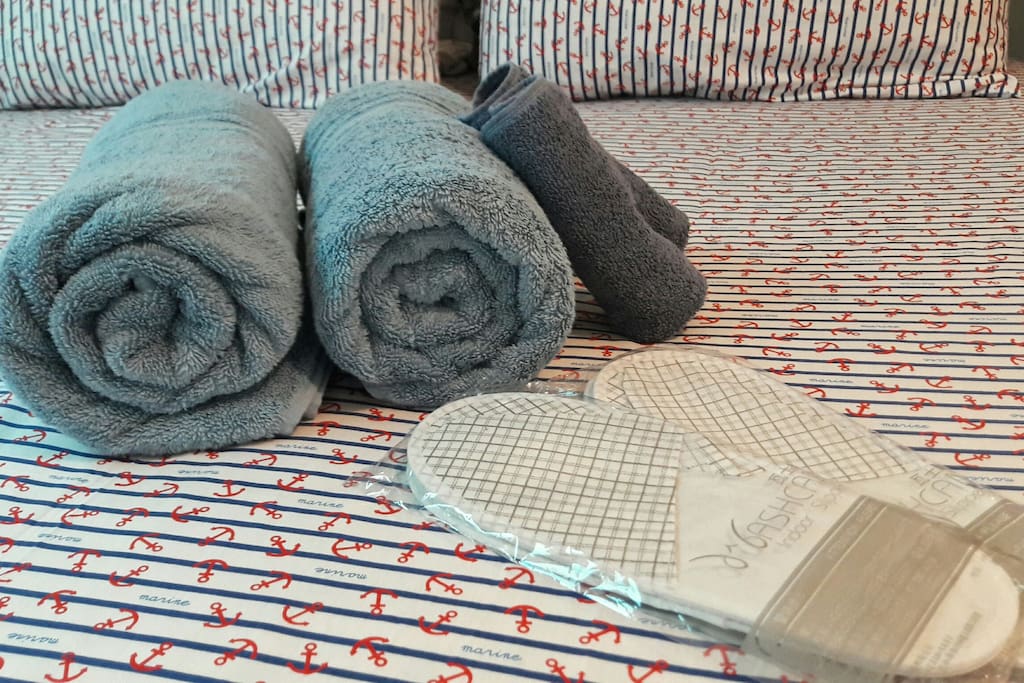 很舒服的雙人床 Full sized bed, comfy!