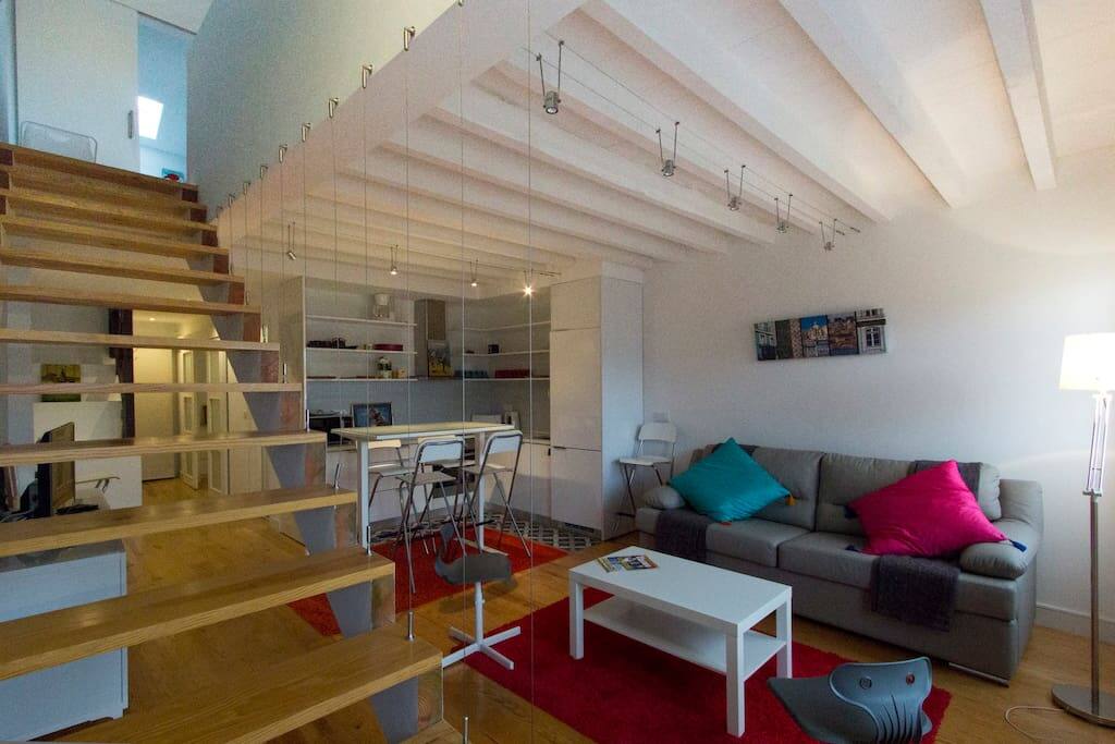 premier niveau , salon et cuisine américaine , escalier Duplex et entrée.